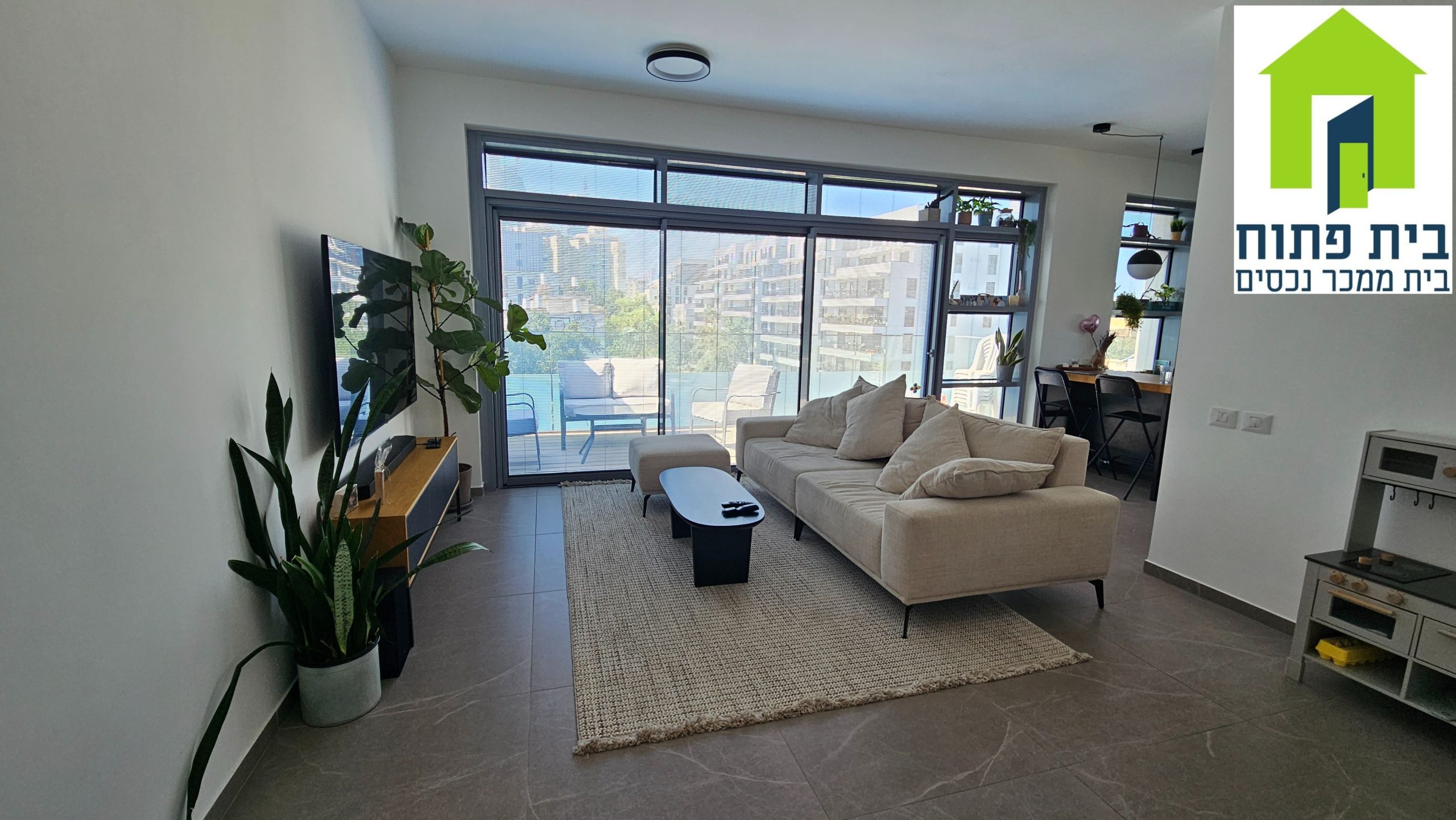 להשכרה דירת 3 חדרים עם ממ”ד מרפסת וחניה.
