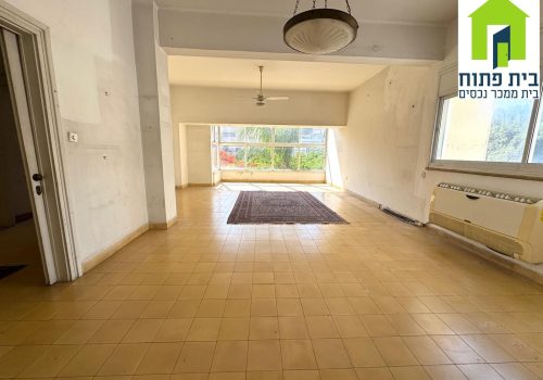 For sale 5-room apartment on Rothschild Boulevard
