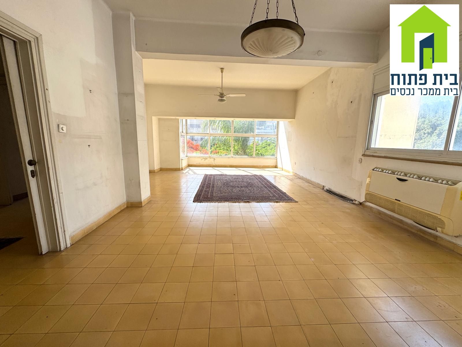 For sale 5-room apartment on Rothschild Boulevard